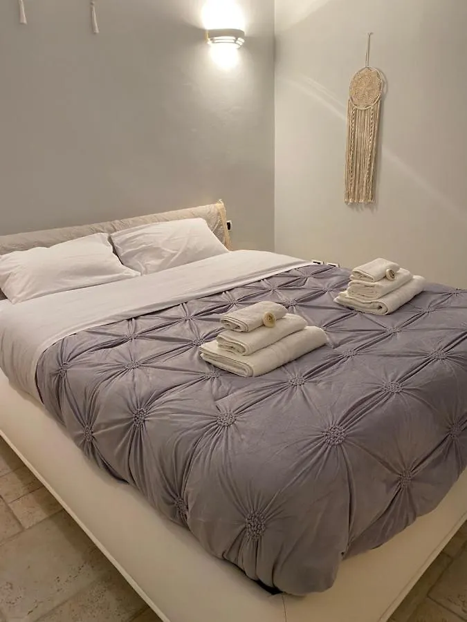 Br Apartment Bari 0*,